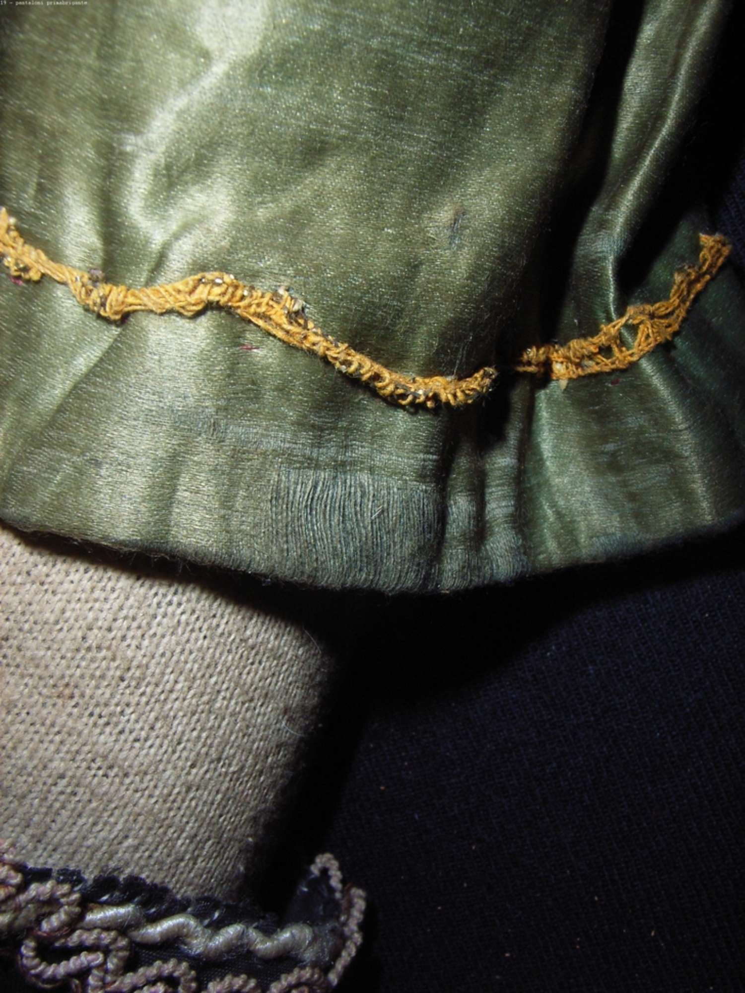 Pantaloni prima del restauro